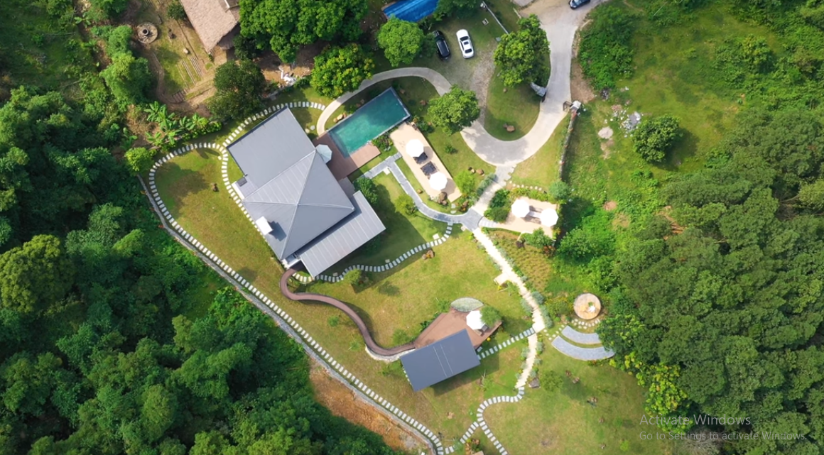 Căn biệt thự nằm trên khu đất có diện tích lên tới hơn 4.000 m2. Mật độ xây dựng chỉ chiếm khoảng 20%, còn lại là không gian sân vườn.