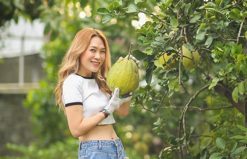 Nữ ca sĩ rạng rỡ trong khu vườn. Nguồn ảnh: FBNV