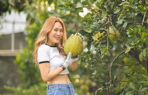 Nữ ca sĩ rạng rỡ trong khu vườn. Nguồn ảnh: FBNV