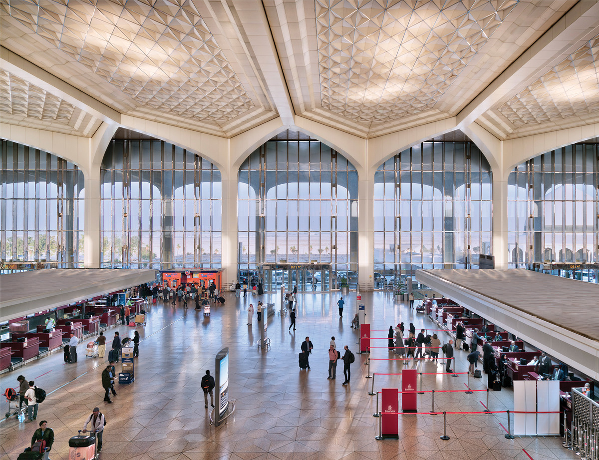 Sân bay King Fahd có nhà ga hành khách lớn 6 tầng với 3 tầng dành cho việc làm thủ tục, tầng thứ 3 làm thủ tục cho các hành khách đến còn tầng 6 cho khách đi, và tầng 4 là lối lên máy bay. Ảnh: Kfia