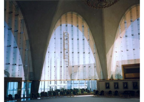 Nhà ga được trang hoàng sang trọng, trang trí bằng các tác phẩm nghệ thuật đẹp nhất của các nhà họa sĩ nổi tiếng của Saudi và Arab. Ảnh: YKH