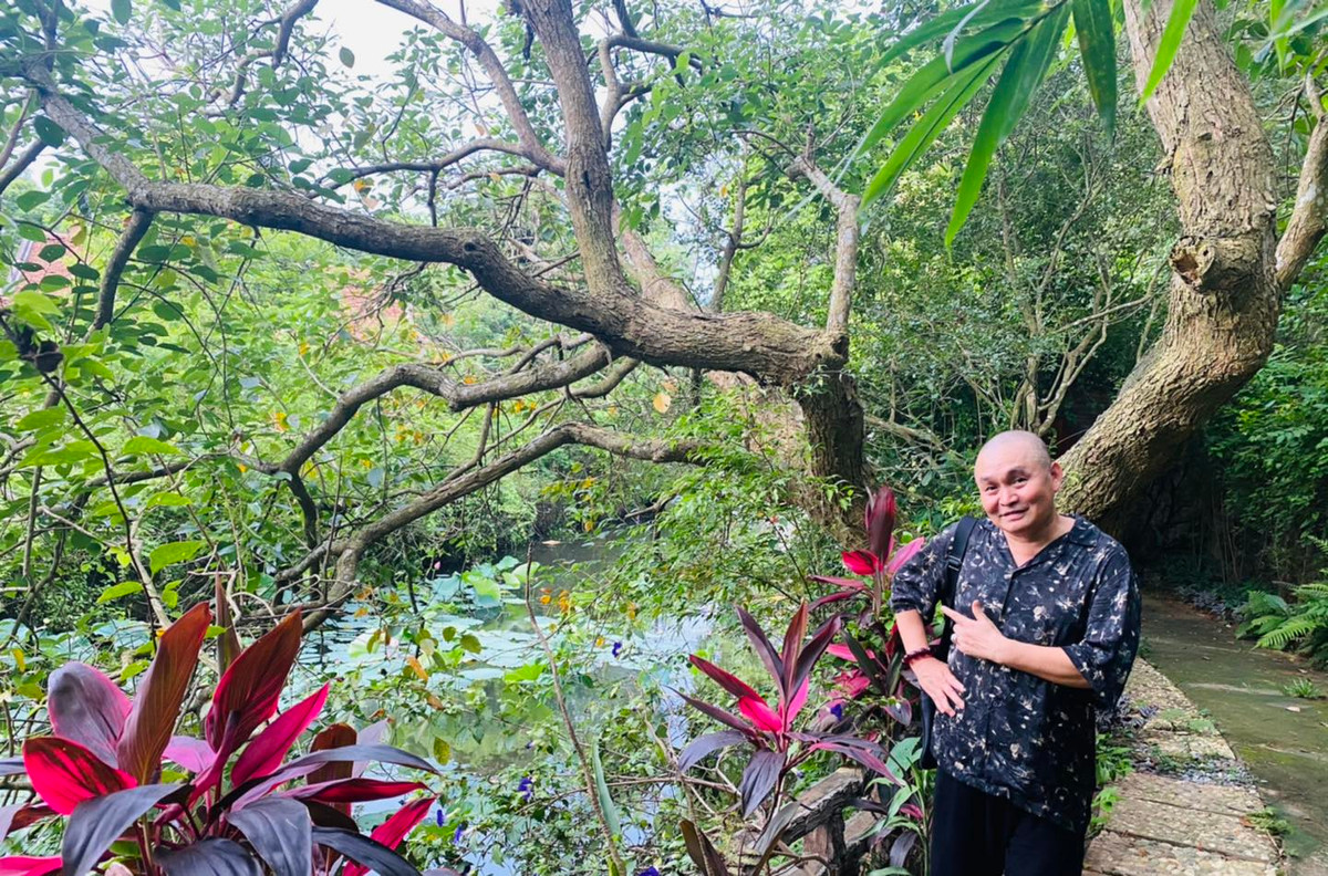 Trong khuôn viên công trình còn có ao cá rộng rãi.