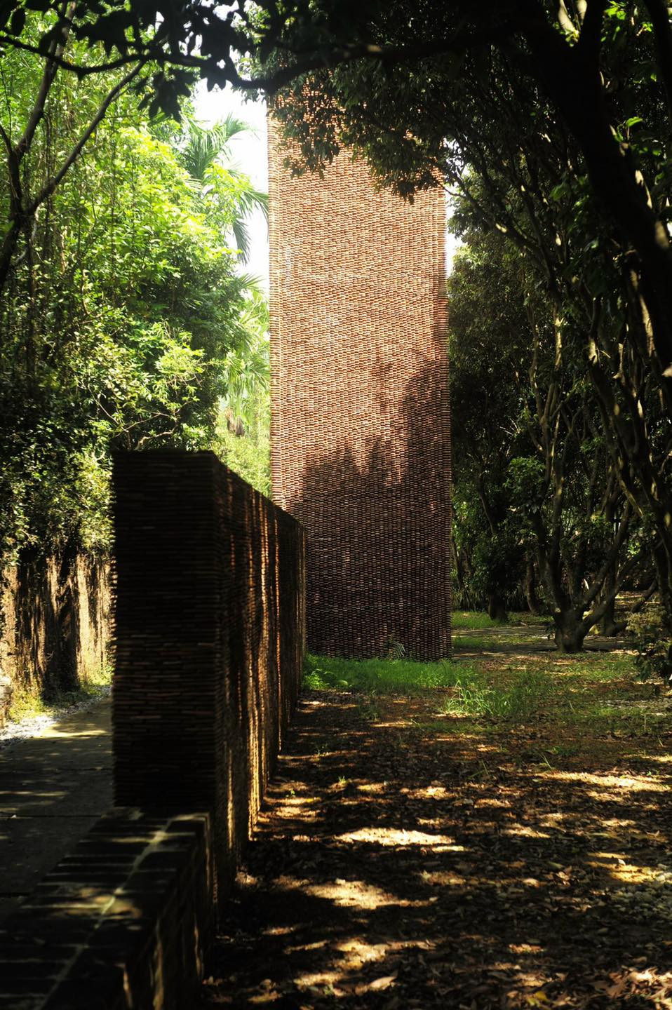 Bao quanh công trình là khoảng sân vườn xanh mướt trồng nhiều cây to tỏa bóng mát.