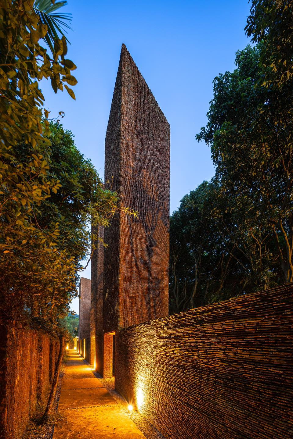 Đặc biệt, khu "Linh từ - uống nước nhớ nguồn" được danh hài Xuân Hinh xây dựng từ 5 triệu viên ngói cổ.