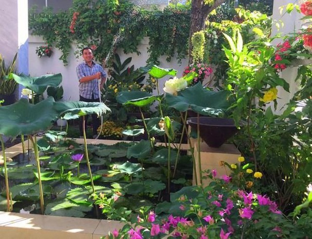 Khoảnh khắc được chăm sóc khu vườn là khoảnh khắc thư giãn của nam MC bên cạnh vợ và 2 cô con gái. Nguồn ảnh: FBNV