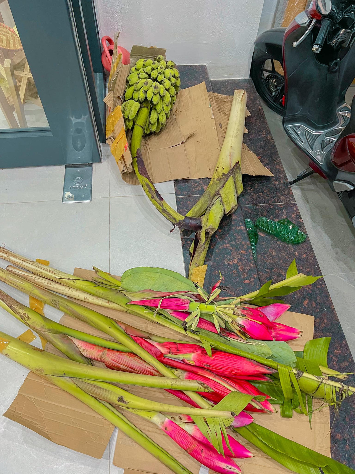 Bình cũng phải nặng và chắc để tránh tình trạng bị nghiêng, đổ vỡ do chuối nặng. Ảnh: FB Nguyễn Thế Hoàng