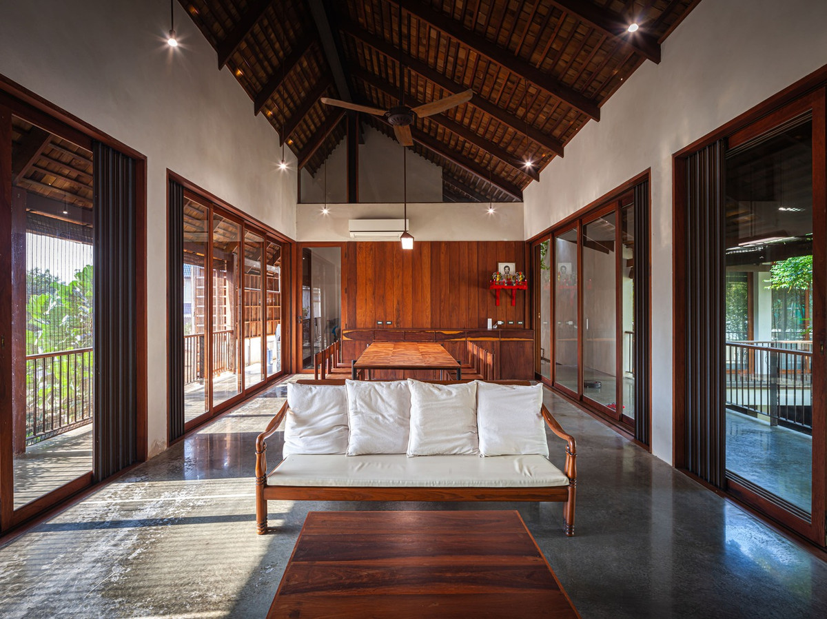 Toàn bộ hệ thống cửa chính và cửa sổ được thiết kế mở tối đa giúp không gian trong nhà luôn tràn ngập ánh sáng và thông thoáng.