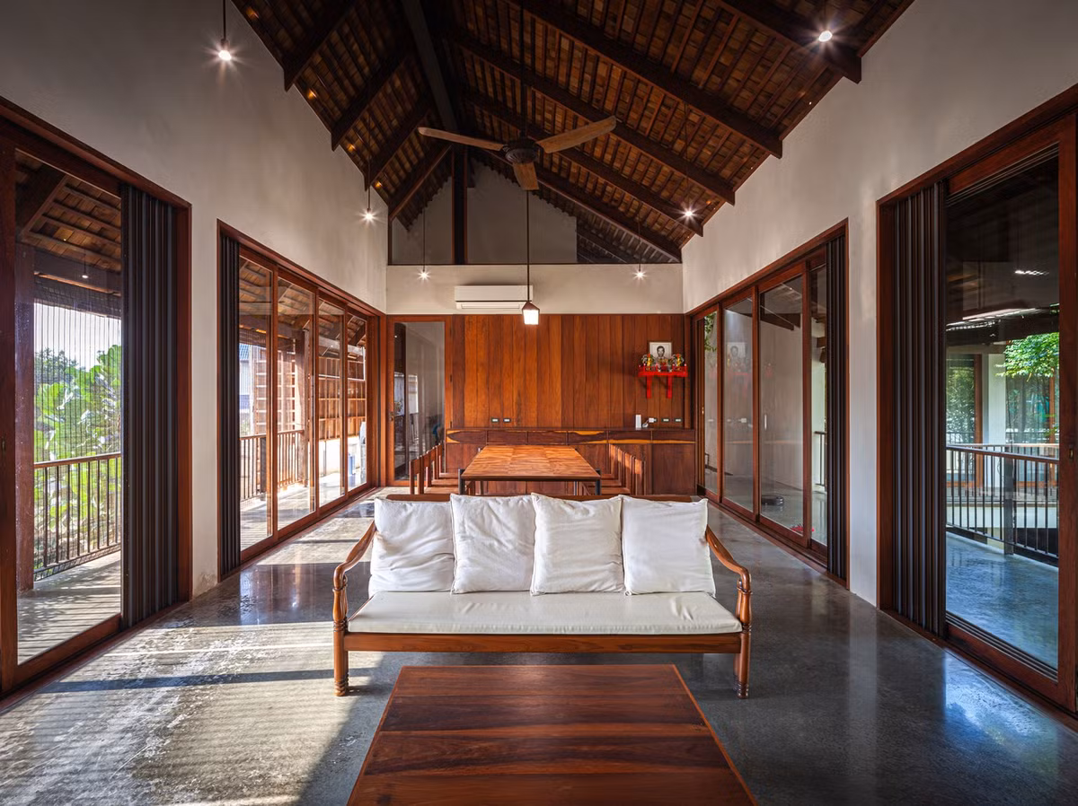 Toàn bộ hệ thống cửa chính và cửa sổ được thiết kế mở tối đa giúp không gian trong nhà luôn tràn ngập ánh sáng và thông thoáng.