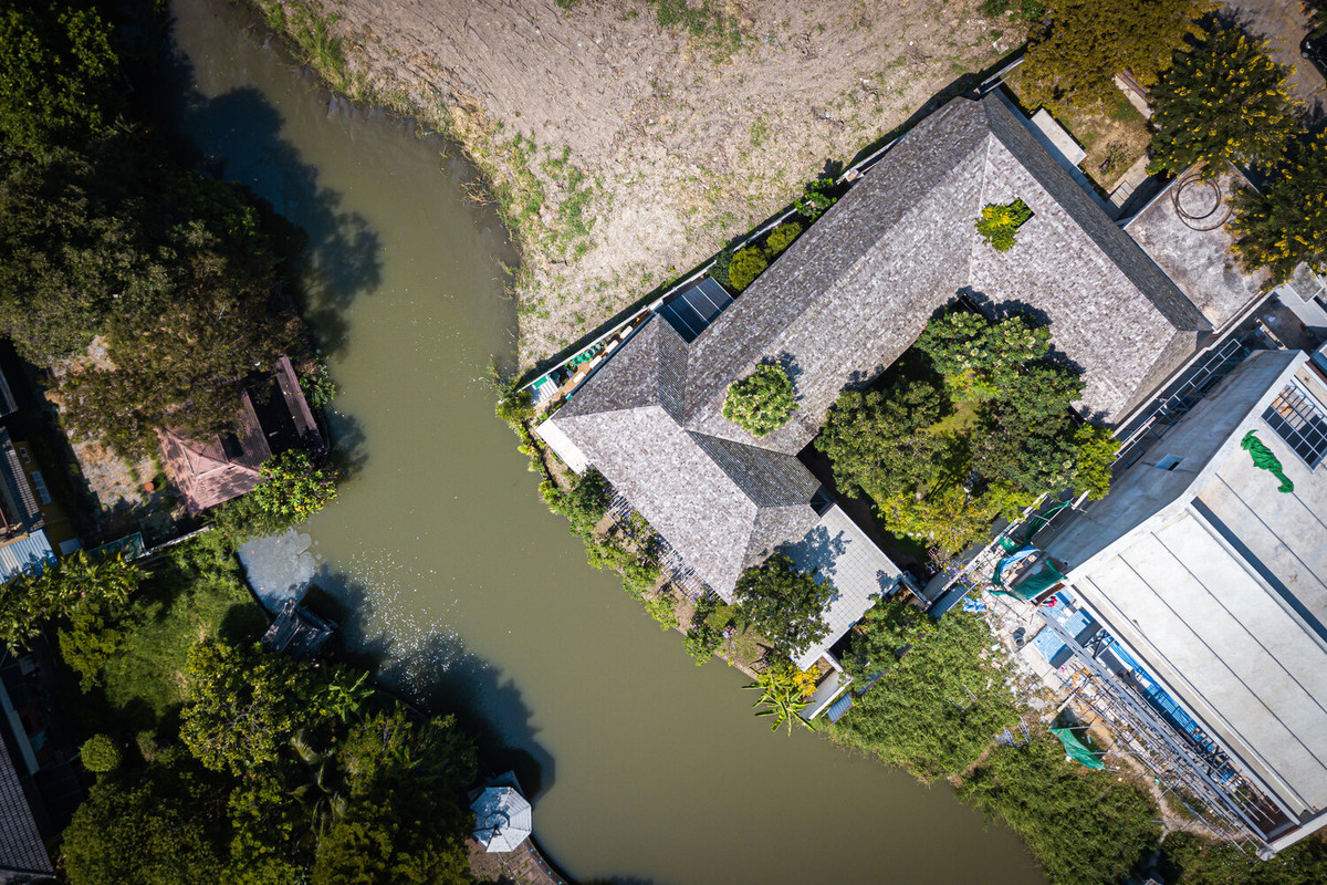 Kiến trúc sư đã thiết kế mặt bằng hình chữ U, mặt thoáng hướng về phía Bắc nơi có con sông chảy qua để căn biệt thự luôn thoáng mát và sử dụng bóng râm của cây cối ngụy trang cho không gian nội thất riêng tư hơn.