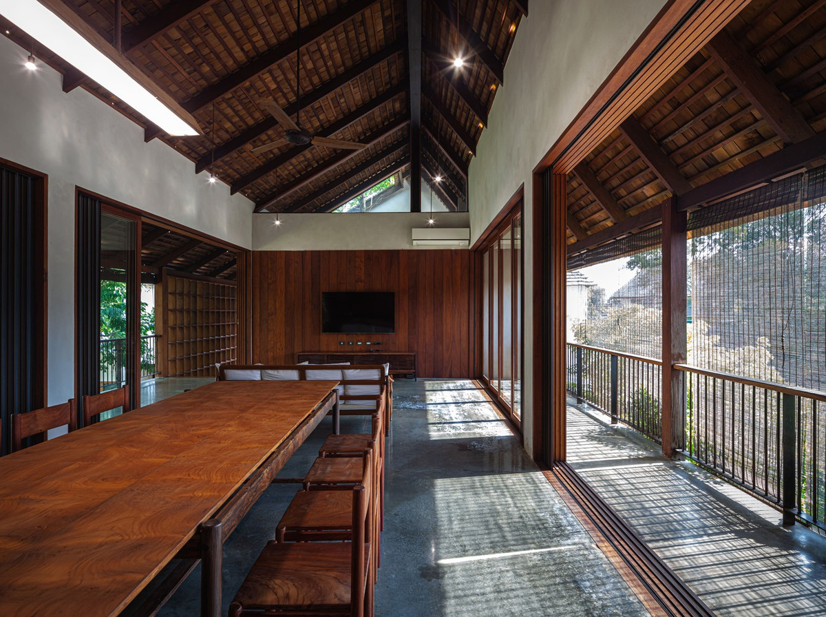 Những bức tường bán kiên cố vừa che chắn không gian khỏi ánh nắng trực tiếp, vừa cho phép gió, ánh sáng đi xuyên vào trong nhà.