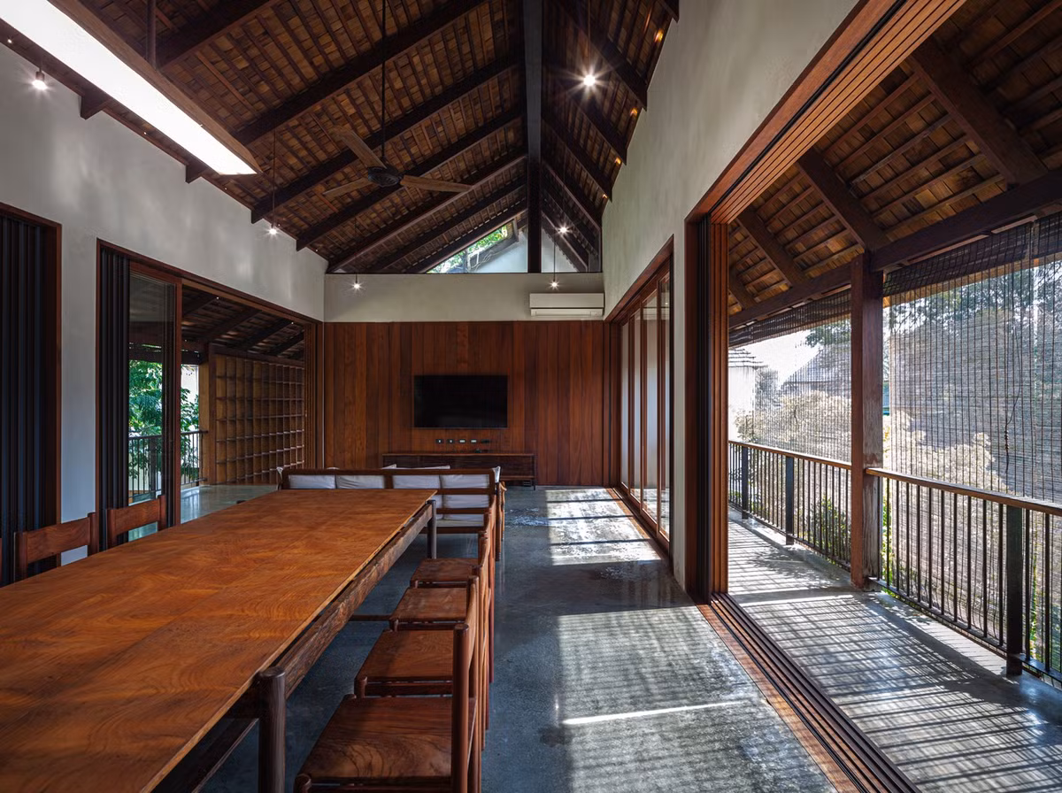 Những bức tường bán kiên cố vừa che chắn không gian khỏi ánh nắng trực tiếp, vừa cho phép gió, ánh sáng đi xuyên vào trong nhà.