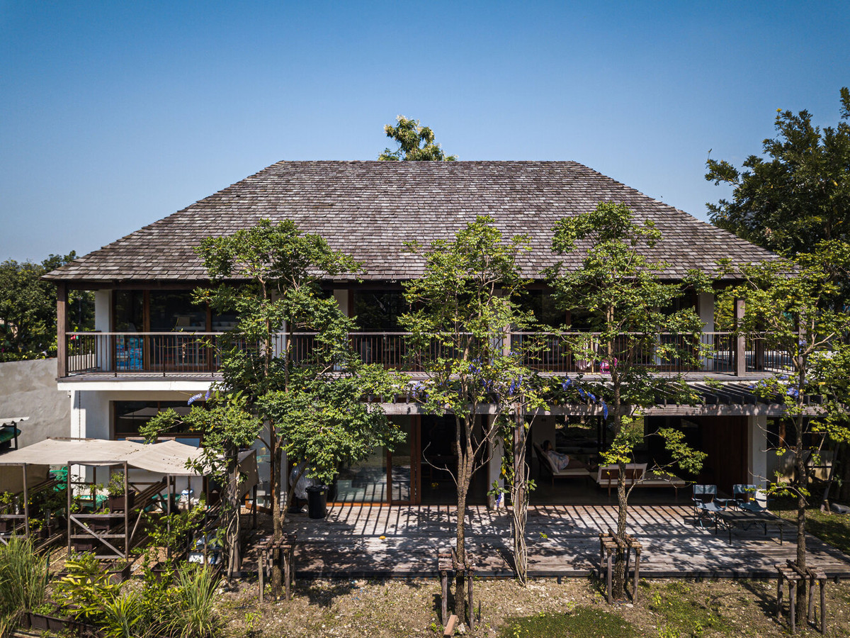 Mái nhà có độ dốc không đồng đều nên các khu vực trong nhà có cường độ sáng, tối khác nhau, tạo sự đa chiều cho không gian.