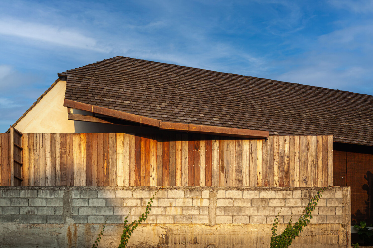 Để tiết kiệm chi phí và đảm bảo yếu tố thân thiện với môi trường, kiến trúc sư kết hợp thạch cao và gỗ.