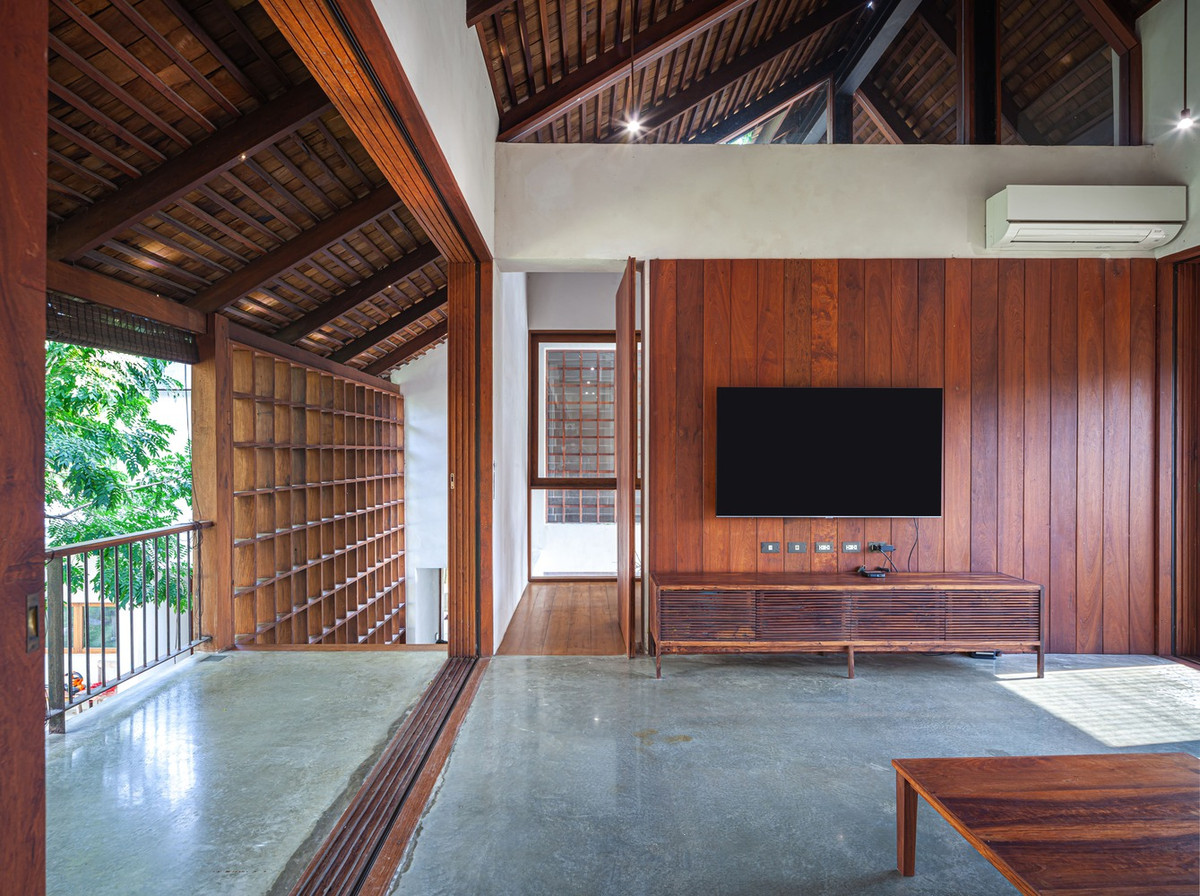 Nội thất bằng gỗ được các thợ mộc và thợ nề địa phương gia công nên mang đậm phong cách bản địa. Nguồn ảnh: SpaceShift Studio