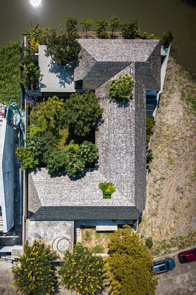 Tọa lạc tại vùng nông thôn, ngoại ô Bangkok (Thái Lan), biệt thự nằm quay mặt ra sông, được thiết kế cho một đại gia đình ba thế hệ.