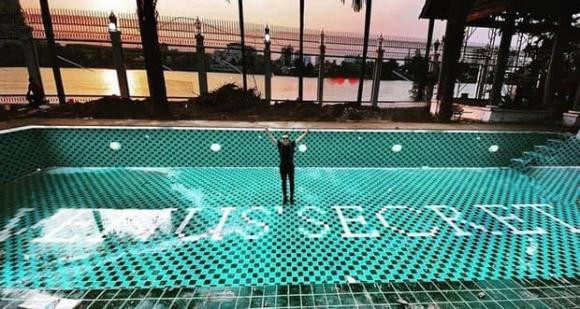 Ông trùm chân dài đã kể lại những kỷ niệm gắn bó với căn biệt thự view sông cũng như loạt khó khăn vất vả phải đối mặt.