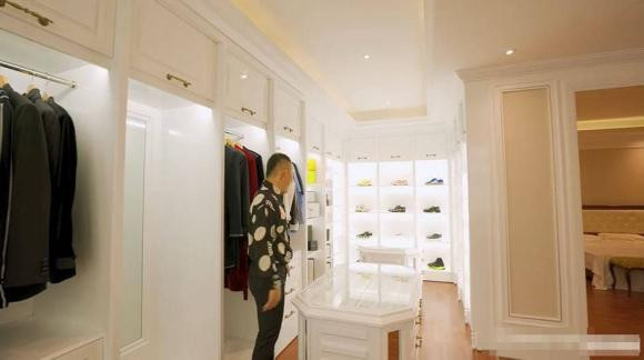 Trong nhà, Vũ Khắc Tiệp thiết kế riêng một căn phòng chứa toàn đồ thời trang, đồng hồ hàng hiệu và hơn 100 đôi giày đến từ các thương hiệu nổi tiếng.