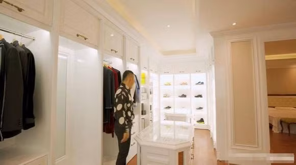 Trong nhà, Vũ Khắc Tiệp thiết kế riêng một căn phòng chứa toàn đồ thời trang, đồng hồ hàng hiệu và hơn 100 đôi giày đến từ các thương hiệu nổi tiếng.