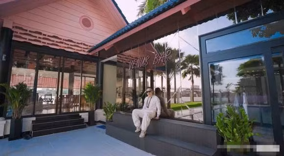 Căn biệt được đặt tên Venus Secret, sử dụng làm địa điểm quay vlog, tổ chức các sự kiện và show thời trang.