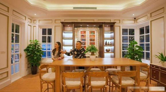 Phòng khách liên kết với phòng bếp. Nguồn ảnh: FBNV, chụp màn hình