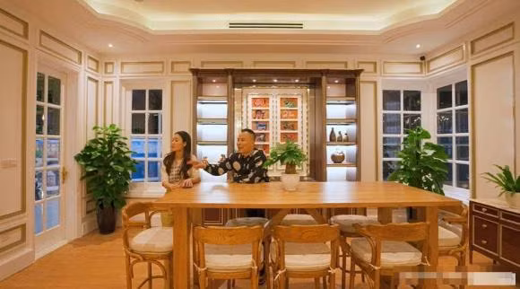 Phòng khách liên kết với phòng bếp. Nguồn ảnh: FBNV, chụp màn hình