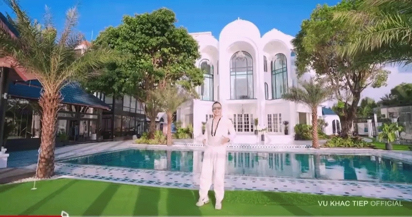 Biệt thự của Vũ Khắc Tiệp ở khu Thảo Điền (TP HCM) được hé lộ vào giữa năm 2021. Thời điểm đó, "ông bầu" chia sẻ đã đầu tư số tiền rất lớn để hoàn thiện cơ ngơi của mình.