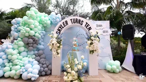 Không gian buổi tiệc trang trí theo phong cách của một hãng hàng không với tông màu trắng, xanh chủ đạo.