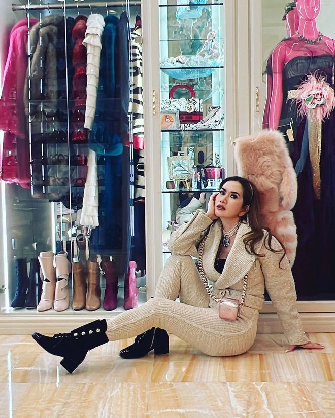 Mimi Morris sở hữu một tủ đồ với bộ sưu tập túi đắt tiền, chỉ cần thích là mua.