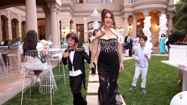 Bữa tiệc được tổ chức trong căn biệt thự rộng rãi của gia đình.