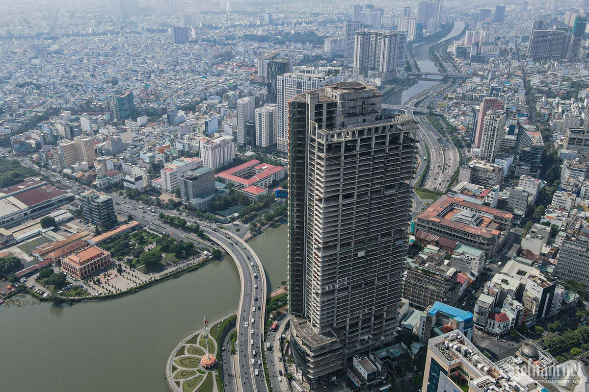 Saigon One Tower được khởi công xây dựng từ năm 2007 với chiều cao 195m (41 tầng), từng lọt top 10 tòa nhà cao nhất Việt Nam và top 3 tòa nhà cao nhất TP.HCM (sau Bitexco Financial Tower và Vietcombank Tower, khi chưa có Landmark 81). Tọa lạc góc đường Hàm Nghi - Tôn Đức Thắng - Võ Văn Kiệt, dự án từng được kỳ vọng trở thành biểu tượng kiến trúc của thành phố hoa lệ. Dự án Saigon One Tower được đổi tên mới là IFC One Saigon được Viva Land (thành viên của hệ sinh thái Vạn Thịnh Phát) mua lại hồi cuối năm 2021. Ảnh: Anh Tiến.