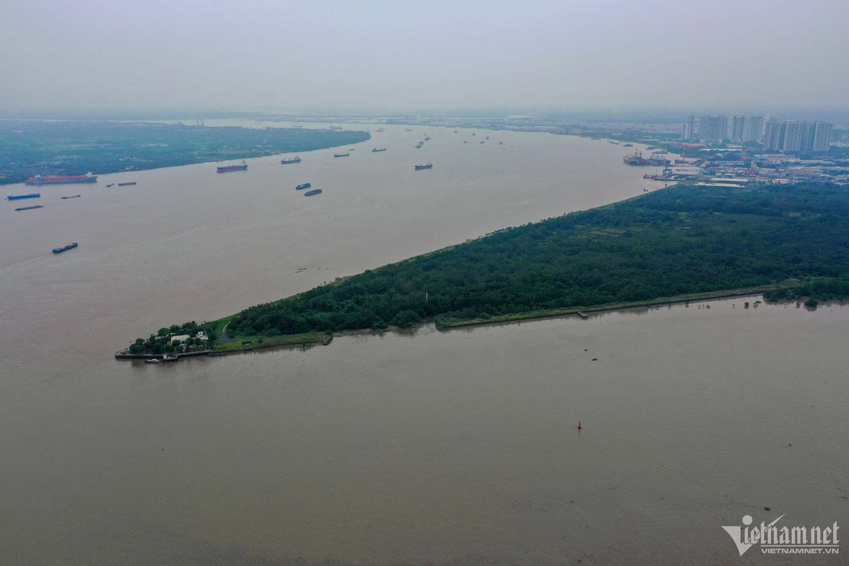 Dự án Mũi Đèn Đỏ (quận 7, TP.HCM) có tổng quy mô gần 118 ha được đầu tư với số vốn khủng lên đến 6 tỷ USD. Dự án được quy hoạch bao gồm công viên đa chức năng, bến cảng du thuyền quốc tế, văn phòng, khu biệt thự, căn hộ, khách sạn. Dự án thuộc sở hữu của CTCP Tập đoàn Sài Gòn Peninsula - một pháp nhân trong hệ sinh thái Vạn Thịnh Phát