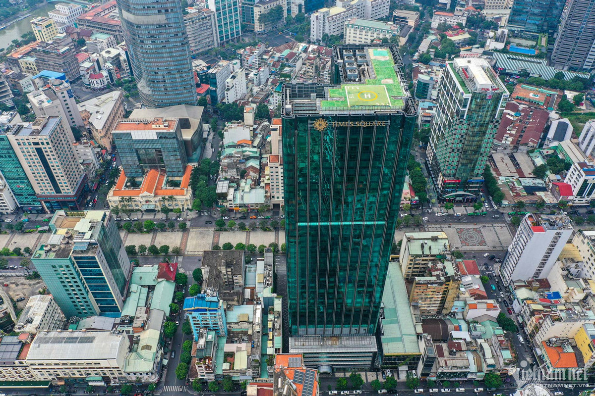 Tòa nhà Công ty CP đầu tư Times Square với khách sạn 6 sao đầu tiên ở TP.HCM (26-36 Nguyễn Huệ, quận 1, TP.HCM) do ông Chu Lập Cơ làm chủ tịch hội đồng quản trị. Công trình được bà Trương Mỹ Lan 'giật dây' để ông Cơ dùng để thế chấp và gia hạn thế chấp cho các khoản vay do bà Lan đề nghị tại ngân hàng SCB.