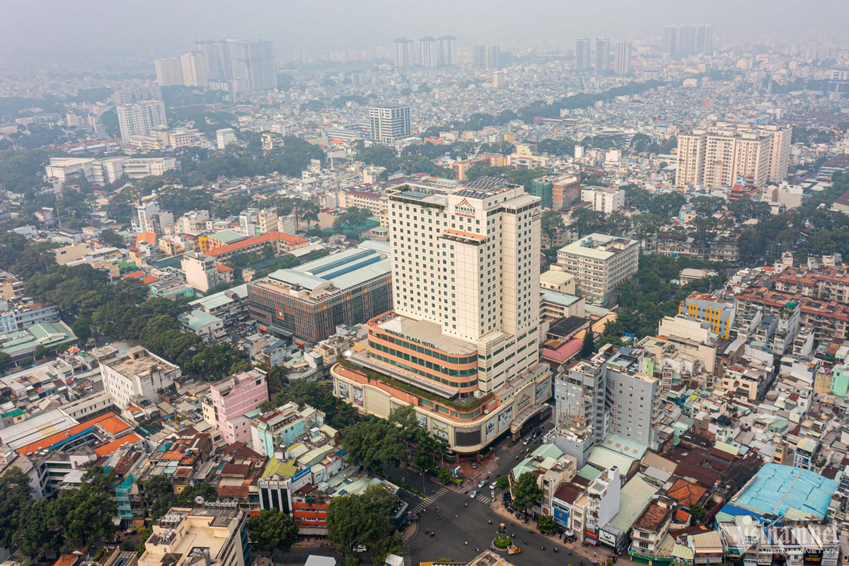 Trung tâm mua sắm An Đông Plaza và khách sạn 5 sao Windsor Plaza (18 đường An Dương Vương, quận 5, TP.HCM) cũng thuộc sở hữu của Tập đoàn Vạn Thịnh Phát. An Đông Plaza – Winsor Hotel có tổng vốn đầu tư hơn gần 1.300 tỷ đồng với tòa nhà cao 25 tầng và trung tâm thương mại, hội nghị. Windsor Hotel là khách sạn đầu tiên do tư nhân Việt Nam đầu tư và quản lý, đạt tiêu chuẩn 5 sao của Tổng cục Du lịch Việt Nam.