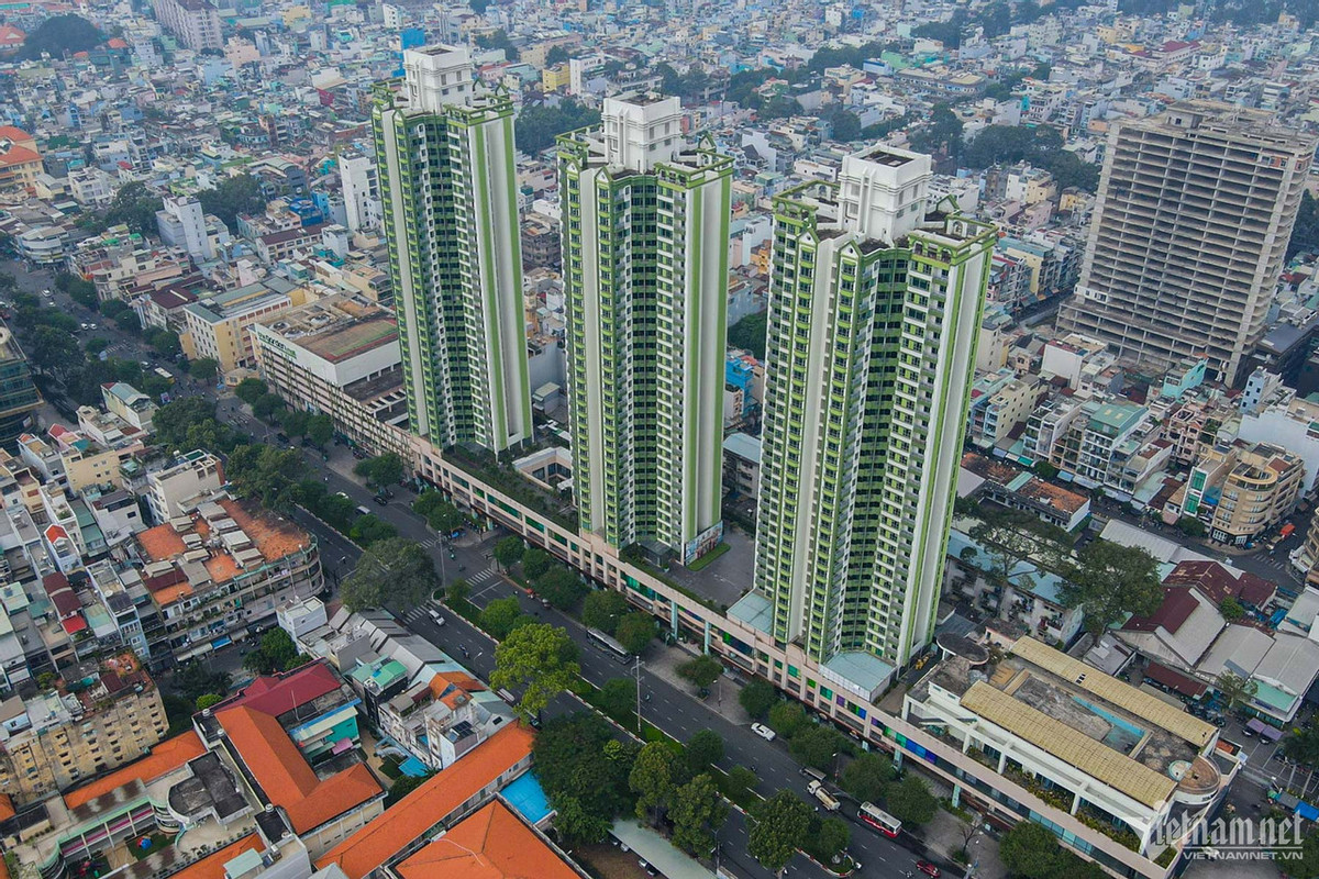 Thuận Kiều Plaza (quận 5, TP.HCM) được CTCP An Đông (Công ty con của Vạn Thịnh Phát) mua lại vào năm 2015 và được đổi tên là The Garden Mall. Dự án là một khu cao ốc có tổng diện tích xây dựng 10ha, bao gồm 3 tòa tháp cao 33 tầng với 648 căn. Ảnh: Anh Tiến.