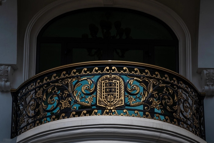 Lan can ban công với họa tiết cầu kỳ. Ảnh: House Home