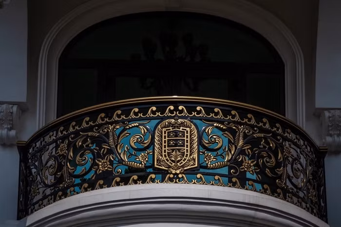 Lan can ban công với họa tiết cầu kỳ. Ảnh: House Home