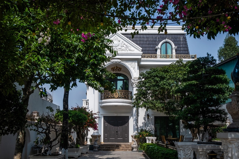 Khuôn viên biệt thự chia thành 2 phần rõ rệt, phía trước là khoảng sân rộng để trồng cây cảnh, cây ăn trái. Ảnh: House Home