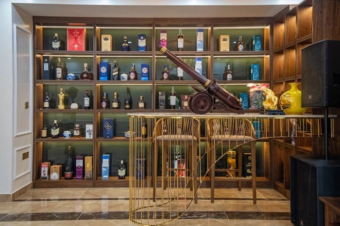 Trong nhà, nghệ sĩ Quang Tèo còn có bộ sưu tập điếu cày và tủ trưng bày rượu vang sưu tầm từ nhiều nơi. Ảnh: House Home