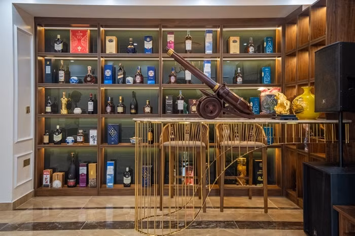 Trong nhà, nghệ sĩ Quang Tèo còn có bộ sưu tập điếu cày và tủ trưng bày rượu vang sưu tầm từ nhiều nơi. Ảnh: House Home