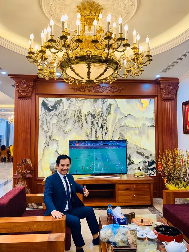 Phòng khách rộng rãi và nổi bật với bộ bàn ghế gỗ. Ảnh: FBNV