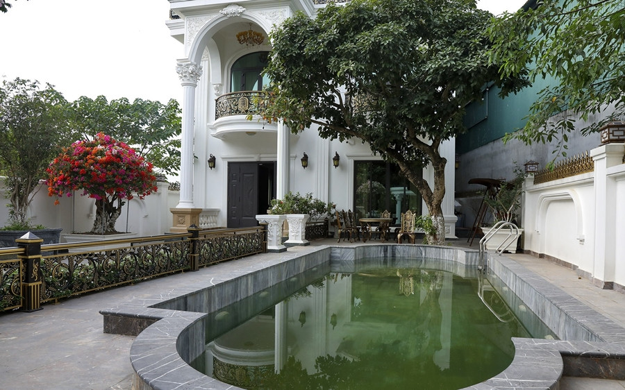 Phần sau là không gian của biệt thự và một mảnh vườn nhỏ cuối nhà. Ảnh: Dân trí