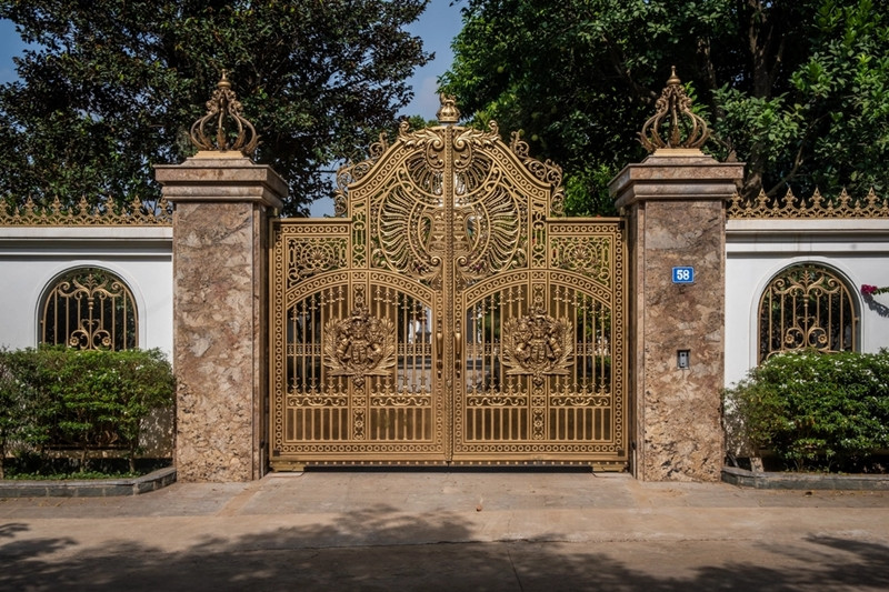 Phía ngoài căn nhà là chiếc cổng đúc đồng sang trọng. Ảnh: House Home