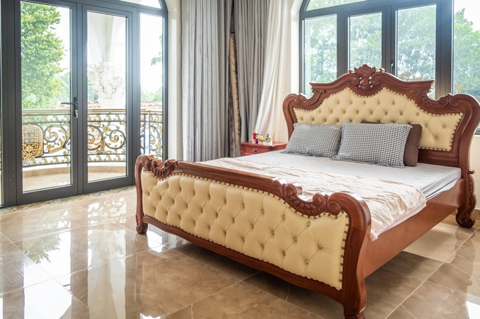 Phòng ngủ thoáng đãng nhờ hệ cửa kính lớn. Ảnh: House Home