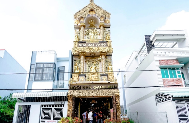 Ông T. cho xây dựng ngôi nhà dát vàng nhằm tạo ra sản phẩm du lịch khác biệt, níu chân du khách khi đến Cần Thơ. Ảnh: Dân trí