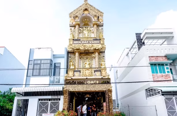 Ông T. cho xây dựng ngôi nhà dát vàng nhằm tạo ra sản phẩm du lịch khác biệt, níu chân du khách khi đến Cần Thơ. Ảnh: Dân trí