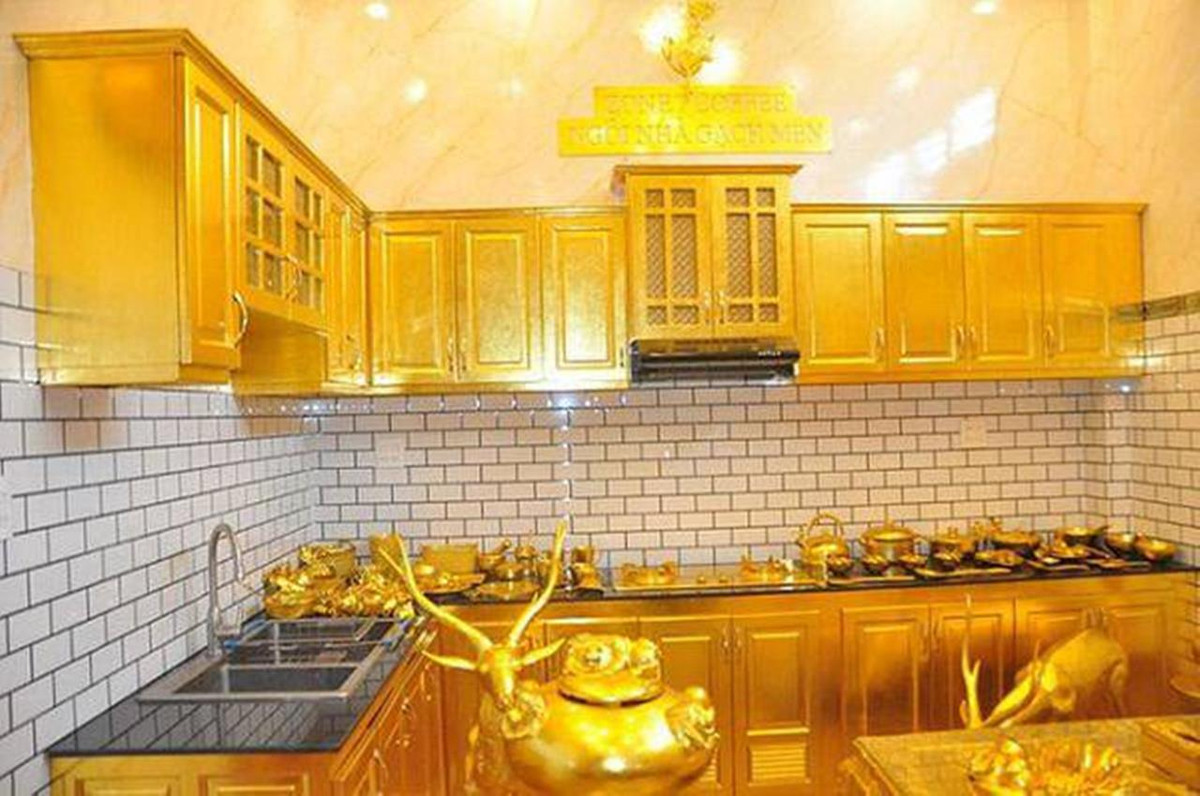 Khu bếp cũng được dát vàng lấp lánh. Ảnh: Facebook