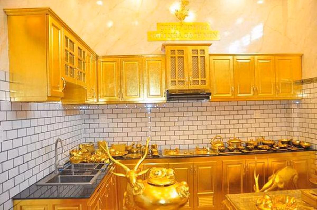 Khu bếp cũng được dát vàng lấp lánh. Ảnh: Facebook