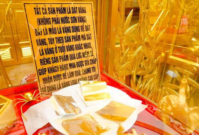 Để tránh nhầm lẫn, chủ nhân ngôi nhà đã đặt một bảng thông tin về những món đồ được dát vàng thật hay giả. Ảnh: Dân trí