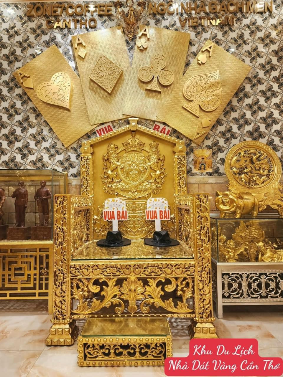 Mỗi món đồ được dát bằng lá vàng, tùy theo sản phẩm mà lá vàng được dát ở độ tuổi khác nhau. Ảnh: Facebook