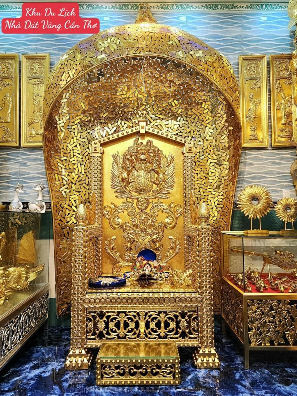 Nằm cạnh những ngôi nhà 2-3 tầng kiểu dáng hiện đại nhưng ngôi nhà dát vàng của ông T. luôn nổi bật bởi được bài trí nhiều họa tiết dát vàng tỉ mỉ. Ảnh: Facebook